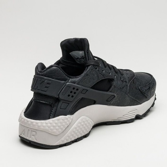 NIKE Air Huarache Run PRM Paisley Black Embossed Leather Sneaker Shoes - Picture 11 of 11
